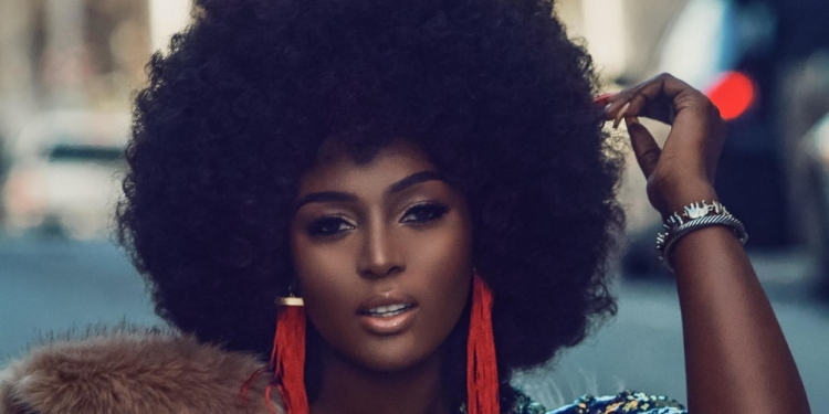 Amara La Negra inicia campaña para suplir agua potable a hogares en RD
